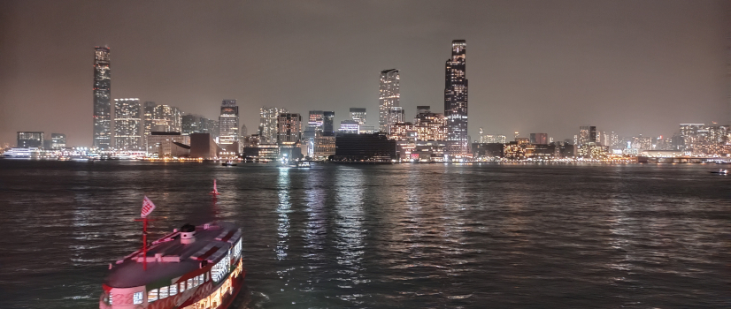 於2021年3月27日拍攝的尖沙咀沿岸影像，攝於地球一小時熄燈活動期間。圖片提供：港大香港光污染研究項目小組